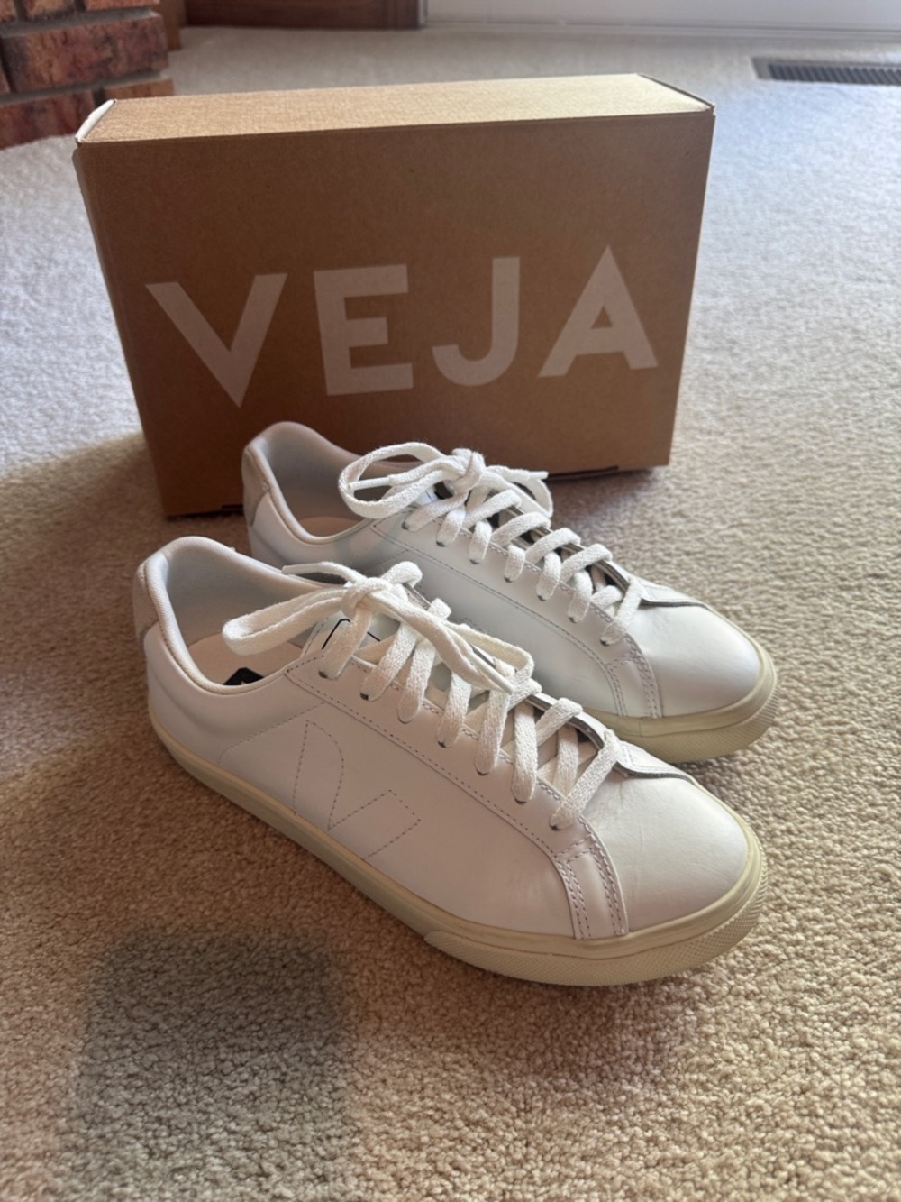 Veja women’s Leather Sneakers — White